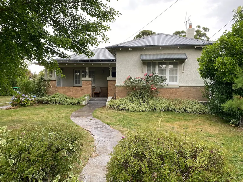 Stylishly renovated bungalow - Image 1