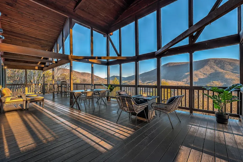 A-Frame, A+ Views, 2 Kings, Jacuzzi, 15min to Town - Image 1