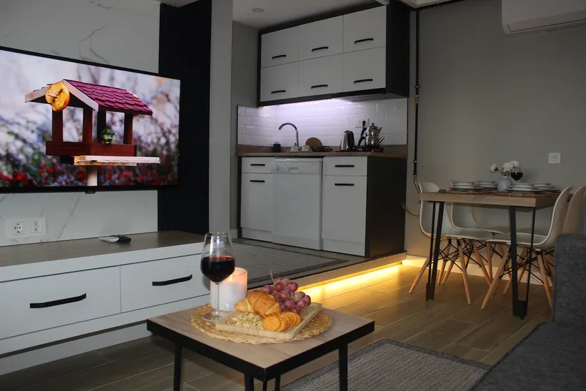 Minimalist stylish studio apartment - Image 1