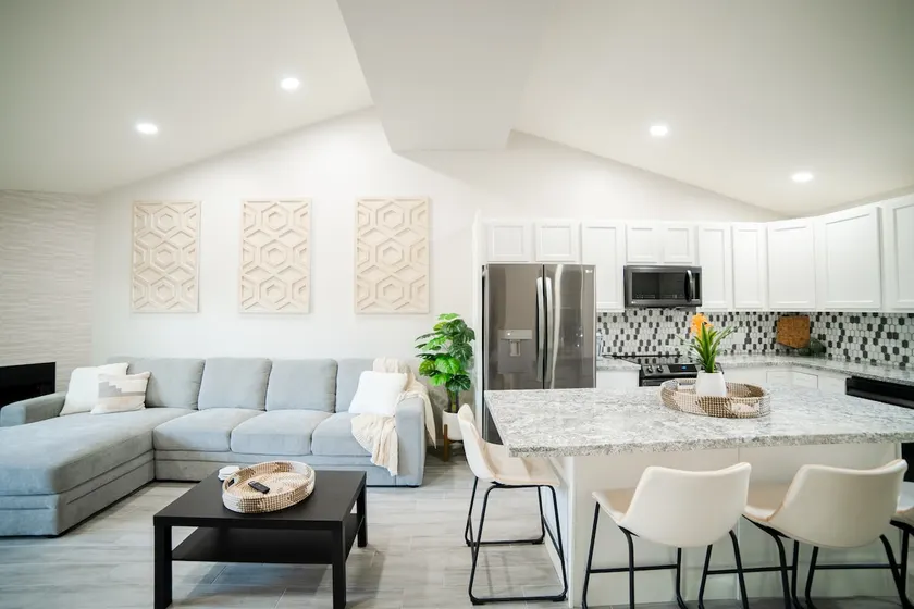 Modern Central 2BR/2BA Condo • 2 Kings • U of A - Image 1