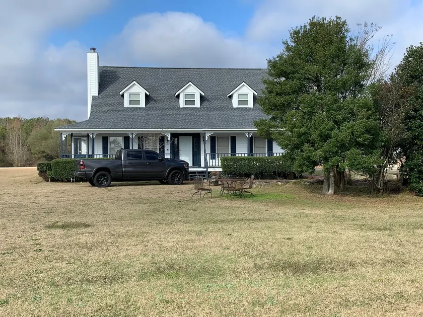 Large Ranch house on 300 acres - Image 1
