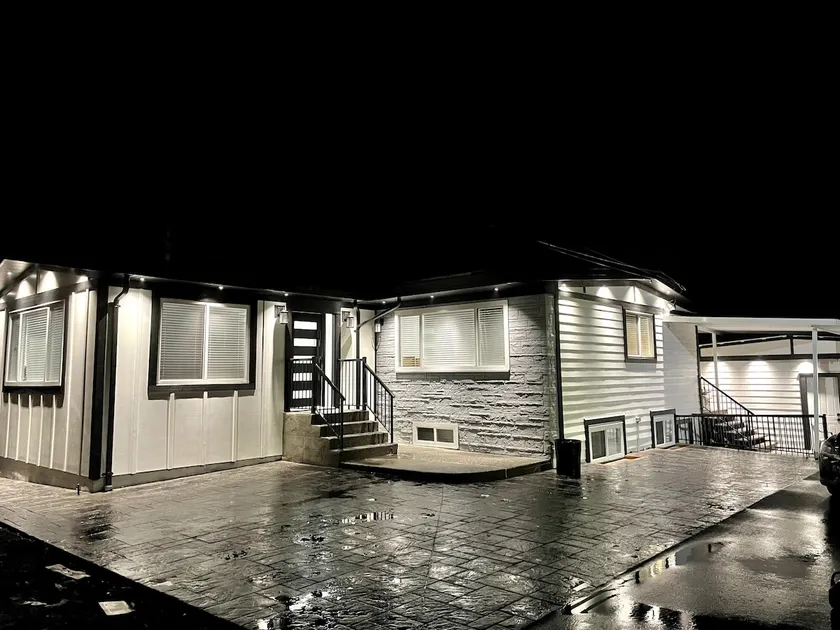 House with acreage - Image 1