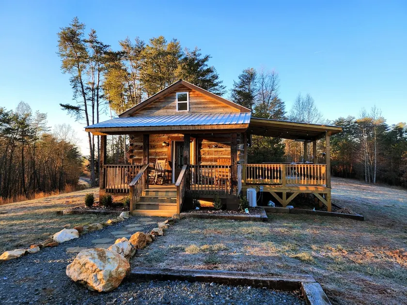 Tobacco barn cabin with trails, fishing and hiking - Image 1