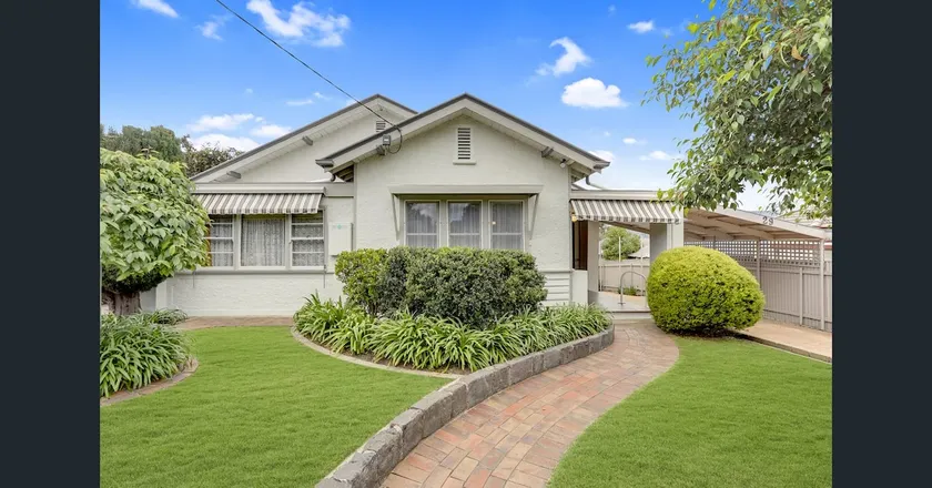 Family home, pet friendly, sleeps 10, CBD 1km - Image 1
