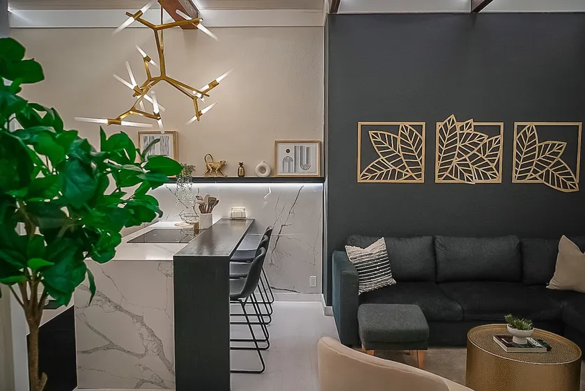 Elegant & Chic Condo Prime Location Run by Owners - Image 1