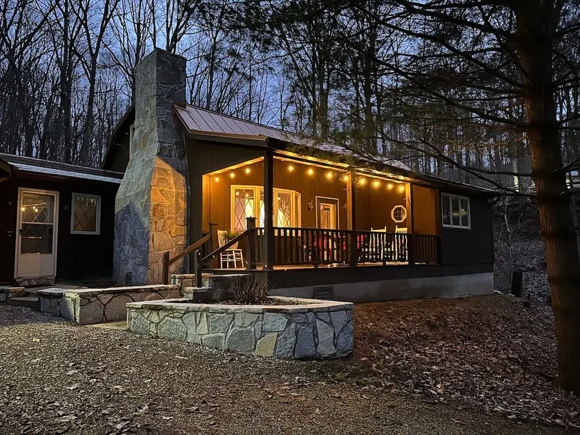 Hemlock Retreats - 6 Acres, Hot tub, Winery - Image 1