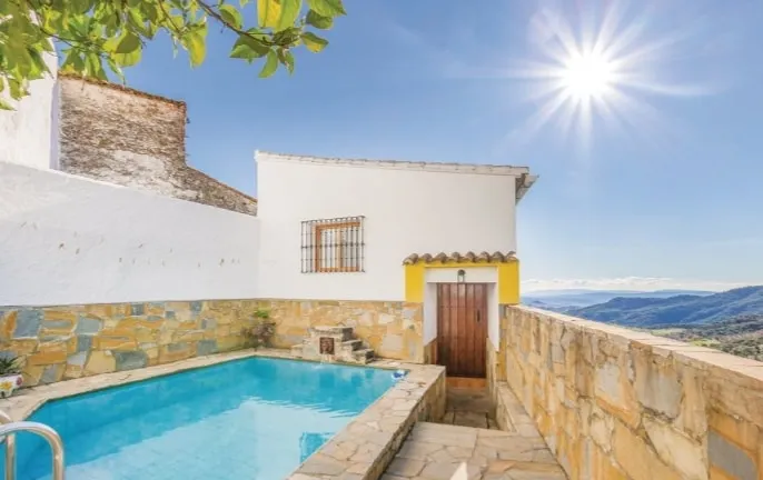Beautiful house with a private pool. - Image 1