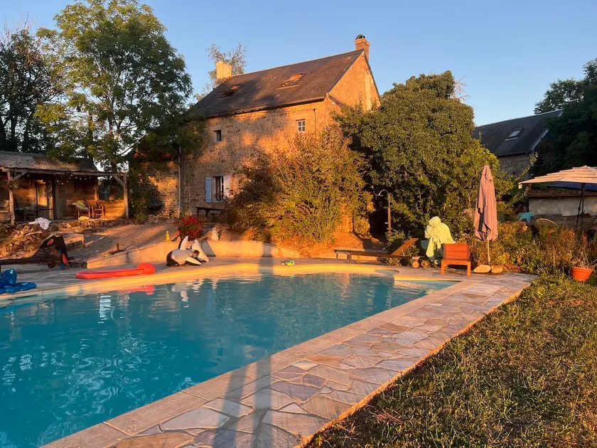 Deer house with pool - Image 1