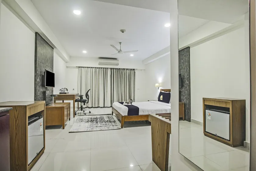 Super sized studio near airport & shopping centre - Image 1