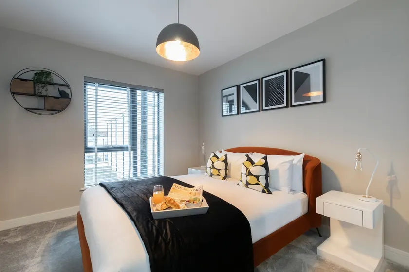 Elliot Oliver - Stylish 2 Bedroom Town Centre Apartment - Image 1