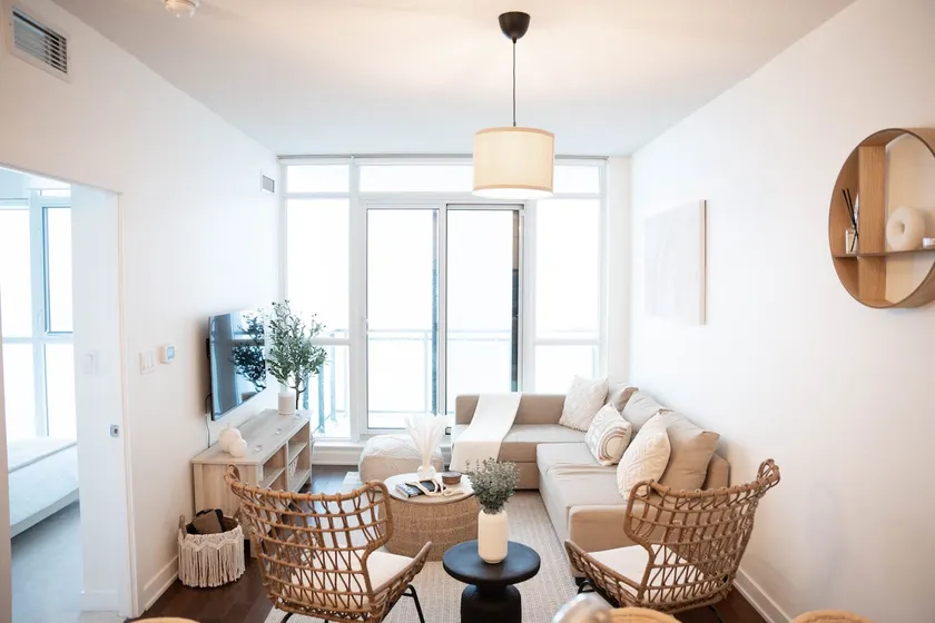 Stylish Cozy 1Bedroom Condo in Square one centre - Image 1