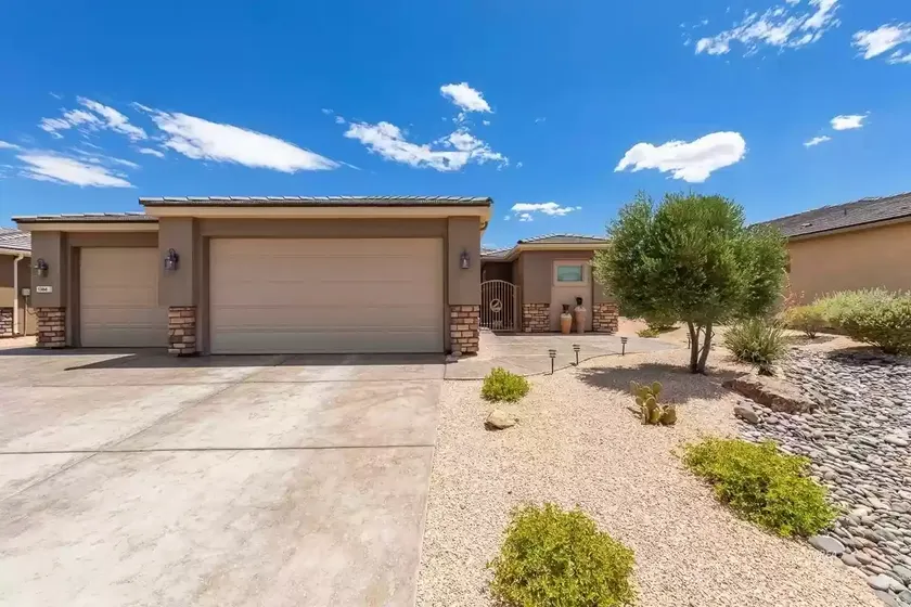 Stunning home w/ beautiful view! - Image 1
