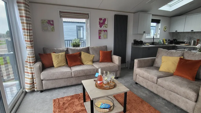 Honeycomb Lodge - Holiday Home 5 min from Padstow - Image 1