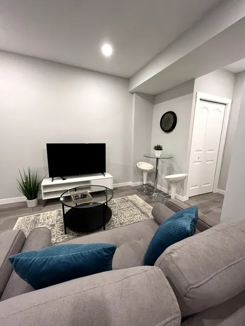 Elegant Cozy Private Apartment - Image 1