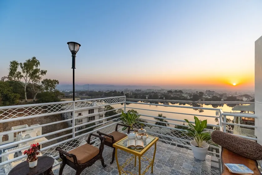 Luxe Lakefront 3BHK Suite|Decks, Jacuzzi-Steam Spa - Image 1