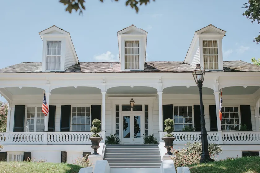 Spacious 1835 home close to downtown and the river - Image 1