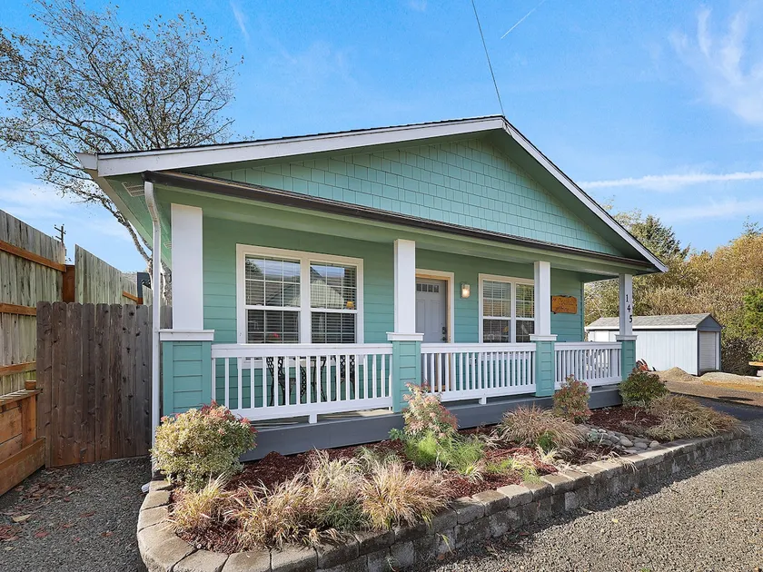 Pine Beach House - Image 1