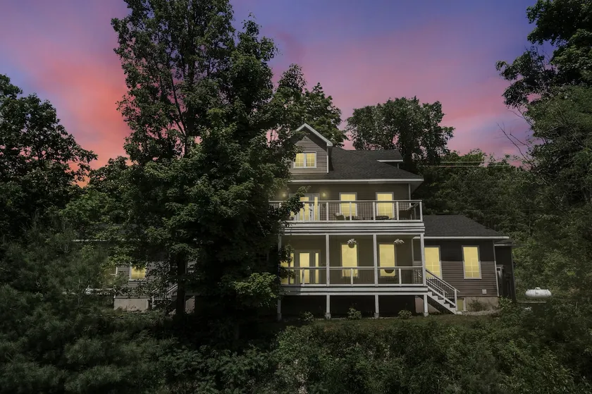 Classy Estate with Views + Walk to the Neat Café (10 min to Calabogie!) - Image 1