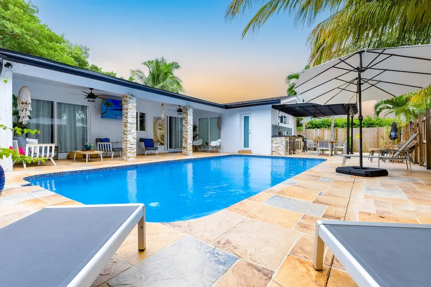 Casa Tropicana - Heated Pool, Game Room & Mins from beach - Image 1