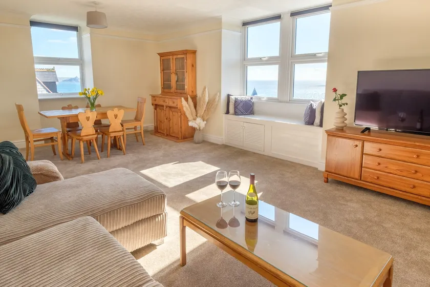 Amazing views, 10% off 7 days stay & free parking - Image 1
