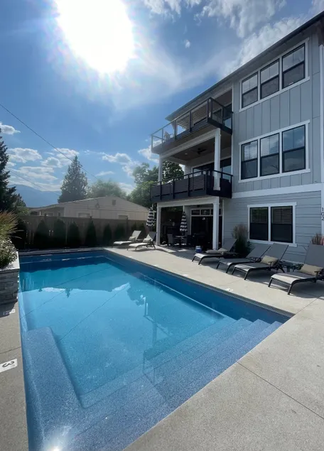 Wine Country - Lake Chelan - Heated Saltwater Pool- Fire Pits -Walkable - Image 1
