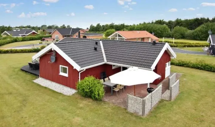 Well-equipped cottage 250 m from the beach - Image 1