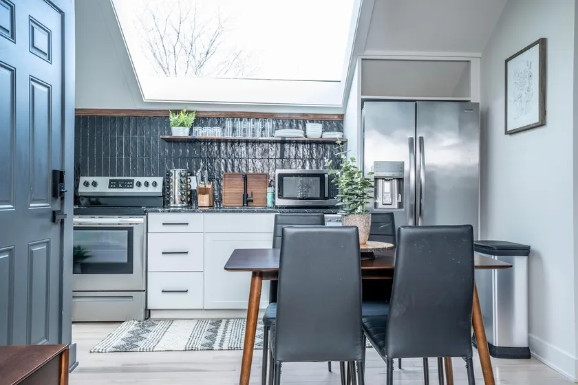 Sunny, Tasteful, & Quiet 2BR Steps to Food & Drink - Image 1