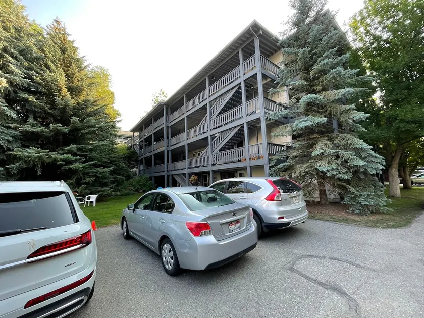 Prime location near downtown! - Image 1