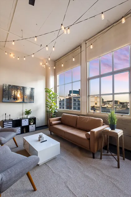 Downtown Retreat|King Suite, Free Parking & Games - Image 1