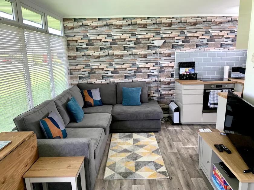 2 Broadside Chalet Park - Image 1