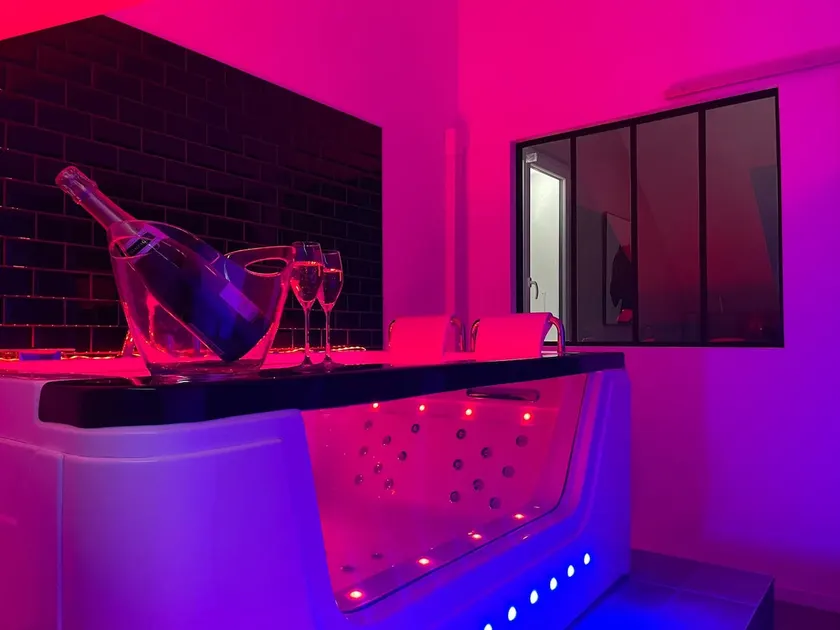 Pink Night – Private Jacuzzi – Downtown - Image 1