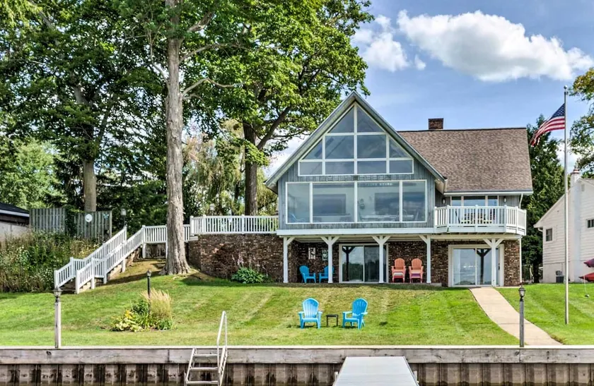 Large Lake House: Expansive View - Image 1
