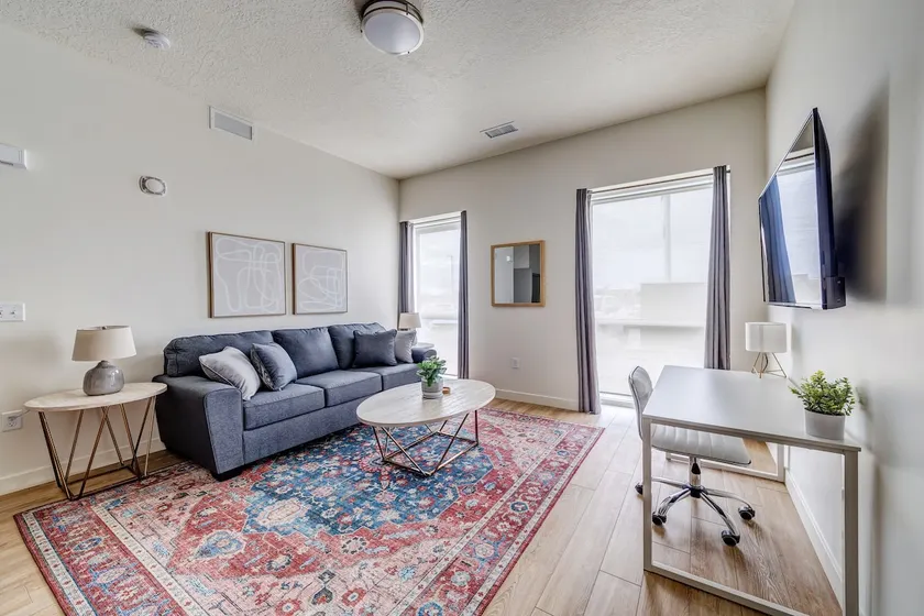 Canyon Vista 1bd w/ King Size Bed, Hot Tub & Gym - Image 1