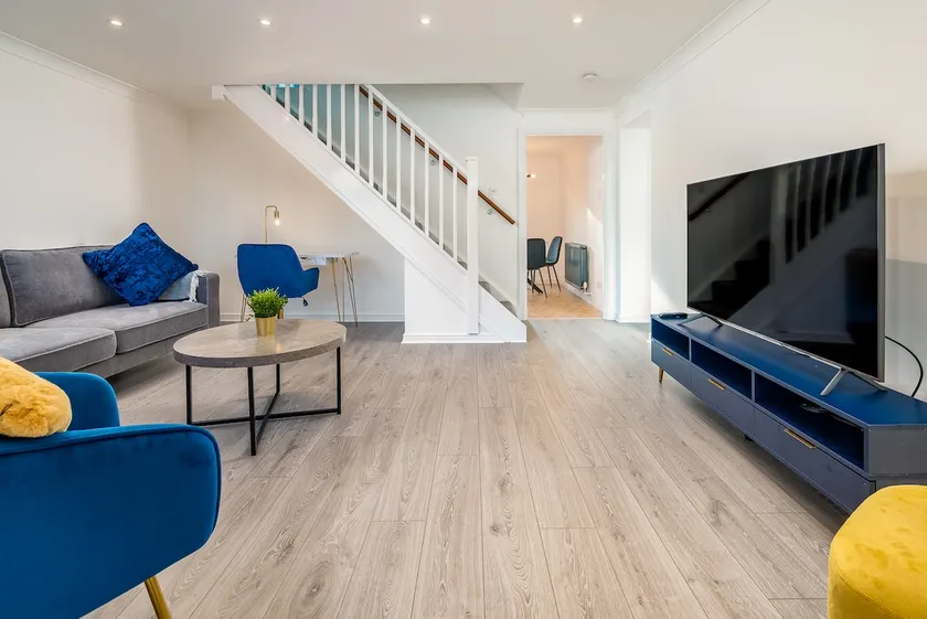 Pass the Keys Stylish 4 Bedroom Home with Parking in Borehamwood - Image 1