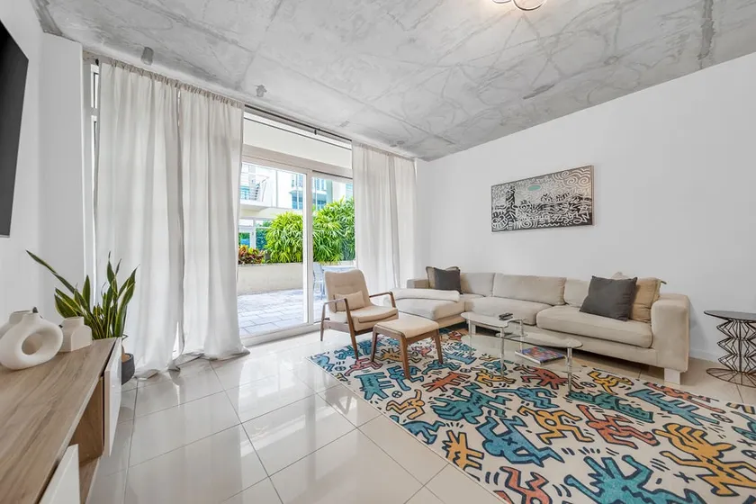 Modern Miami Gem: 1BR (2 Queens) Walkable Midtown - Image 1