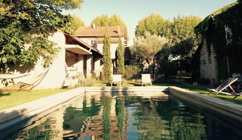 Spacious apartment with swimming pool and garden - Image 1