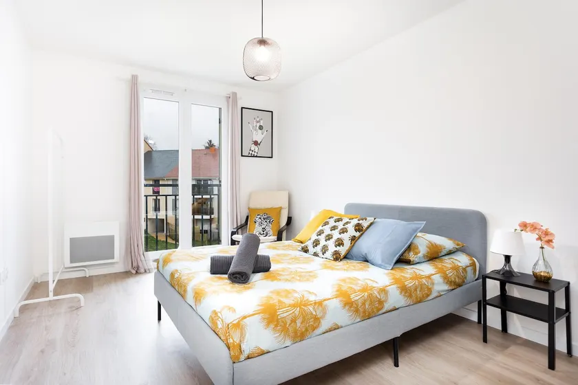 Bright flat near Disneyland with private parking - Image 1