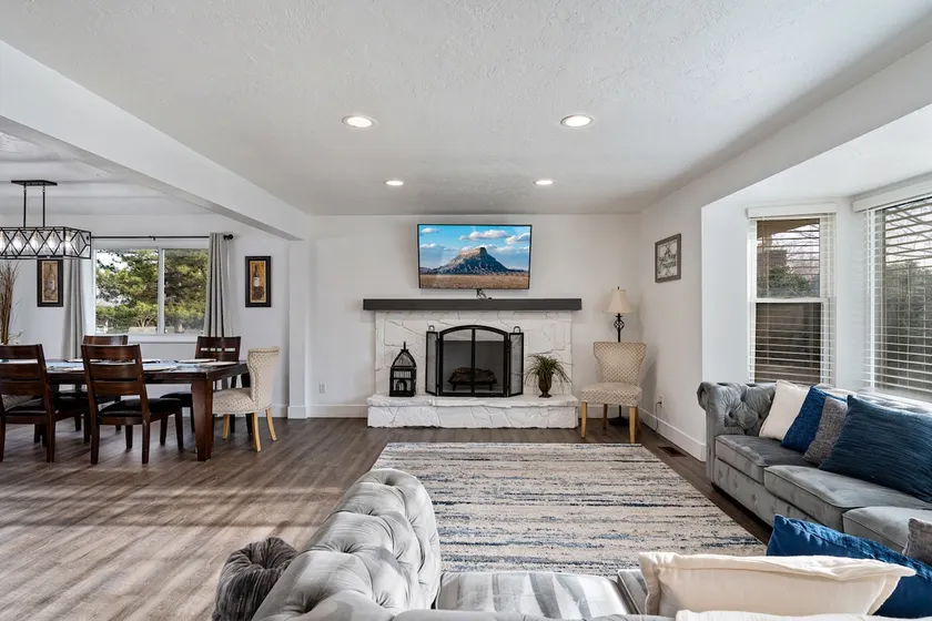 Large Home in Quiet Neighborhood - Image 1