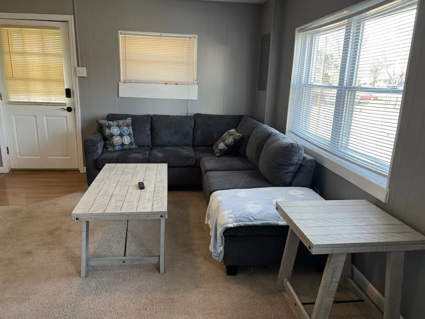Executive Suite close to interstate and downtown - Image 1