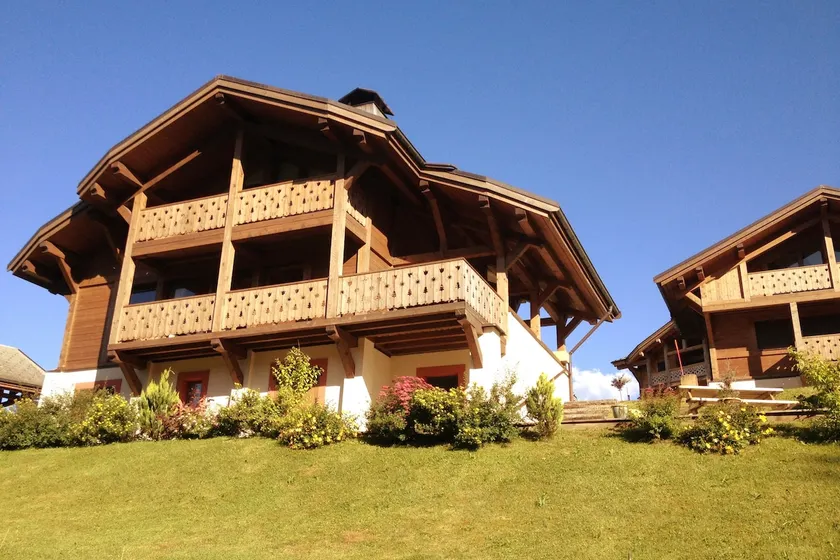 Luxury Family Ski Chalet - Jacuzzi BBQ - Near Lake Golf - Multipass access 60 Summer activities - Sleep 10 - Image 1