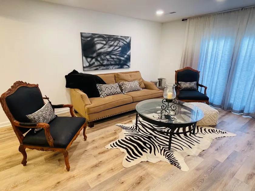 Midtown hide away centrally located to everything. - Image 1