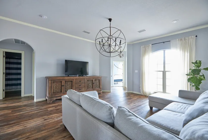 Capacious, 4 BR Retreat with King Bed! - Image 1