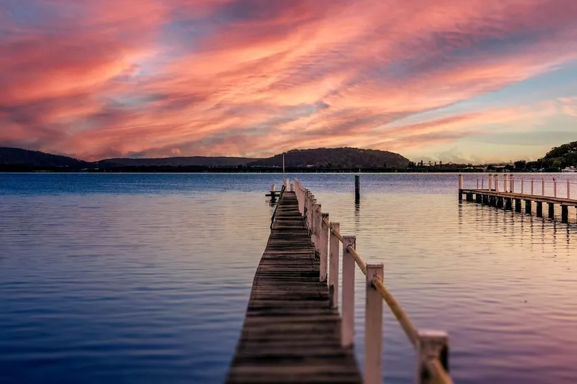 Waterfront & Private Jetty 7 BR Holiday Home - Image 1