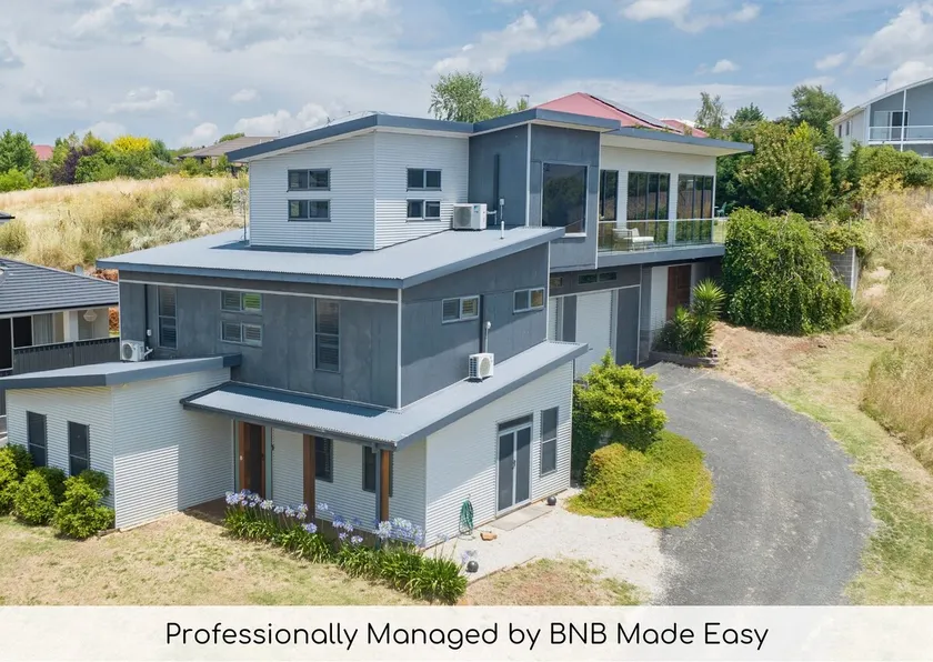 The Entertainer - 5 Bed 5 Bath, 3 Storey Retreat - Image 1