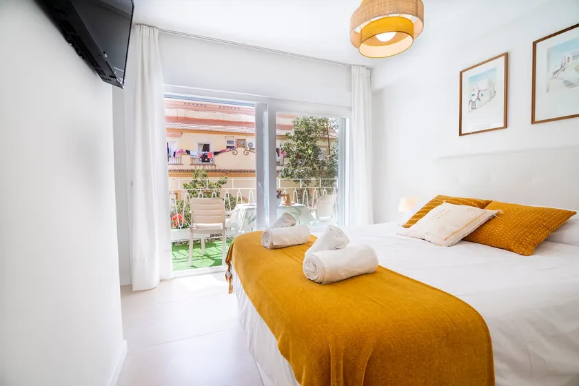 Bright, central and renovated with Sunny terrace - Image 1