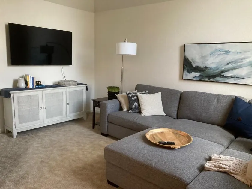 Full apartment above coffee shop - Image 1
