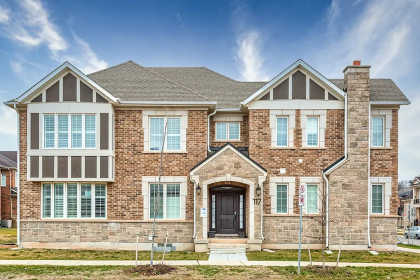 Comfortable Luxury Home in Oakville - Image 1