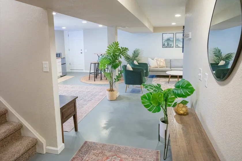 Spacious private suite in a central location - Image 1
