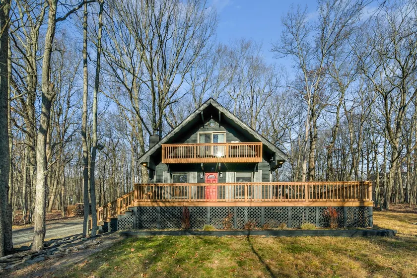 Bella Vista Chalet Poconos -Four Season Resort/Lake/Pool/Ski/Horseback-riding - Image 1
