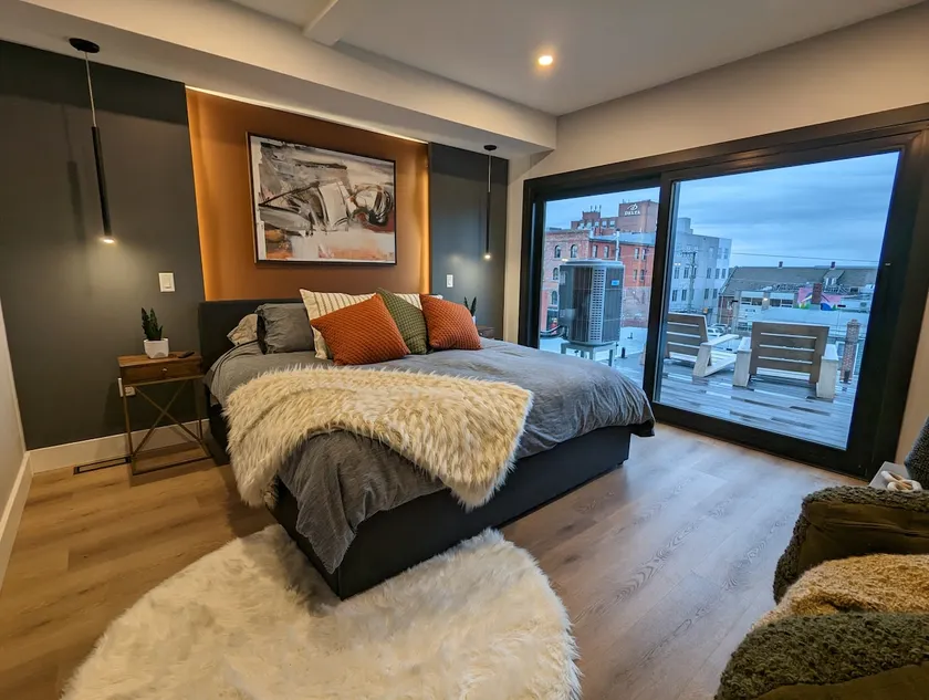 Wayne Manor Penthouse - Luxury / Rooftop Hot Tub - Image 1